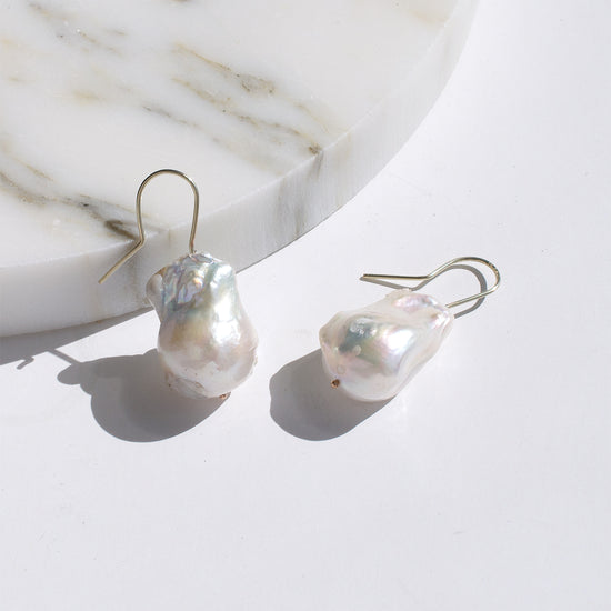 Load image into Gallery viewer, Mismatched Pearl Earrings | SMITH Jewellery
